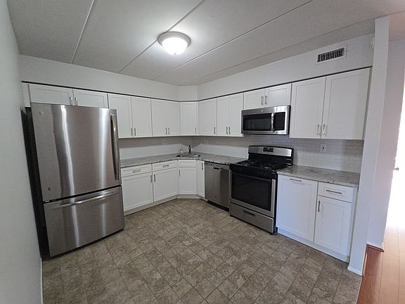 Modern Kitchen with Stainless Steel Appliances
