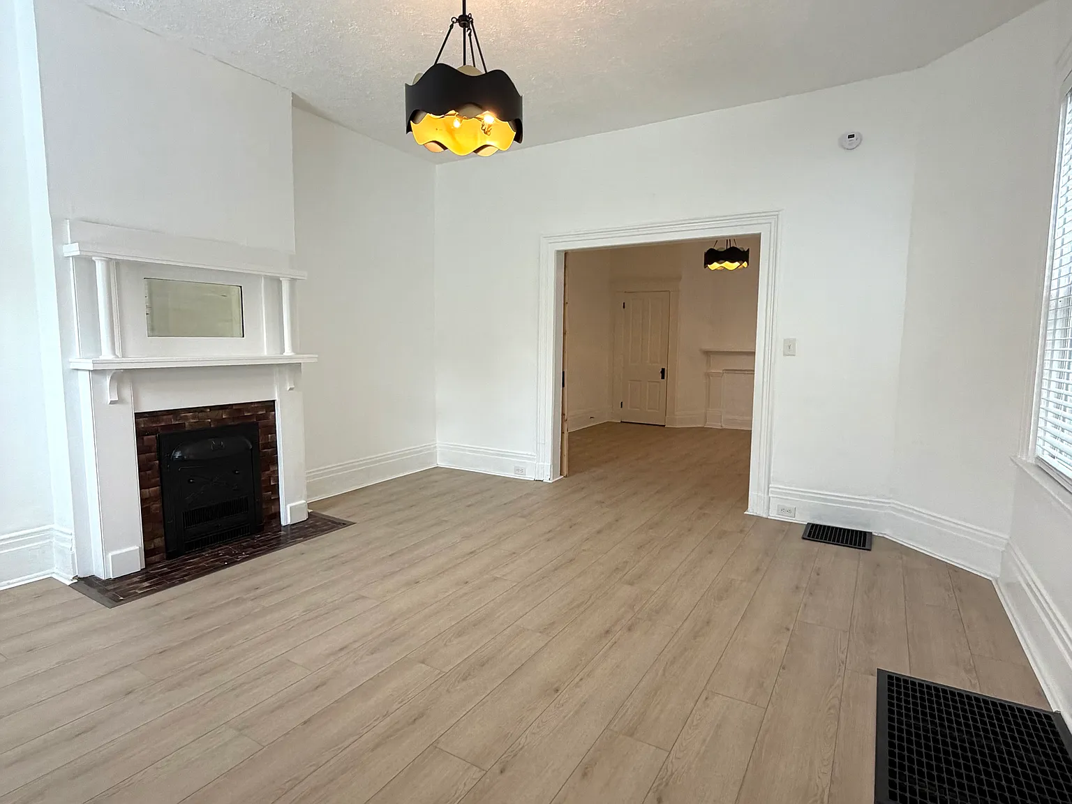 3 bed, 1.5 bath, 1800 sqft, $2,300 — Photo 3