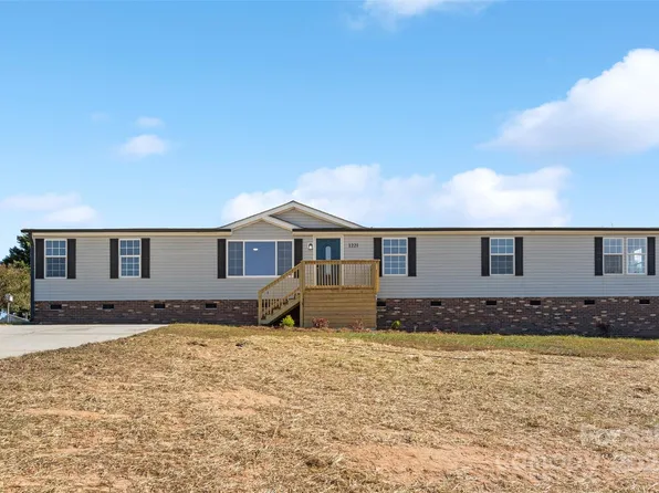 1221 Blake Dr, Mount Holly, NC 28120