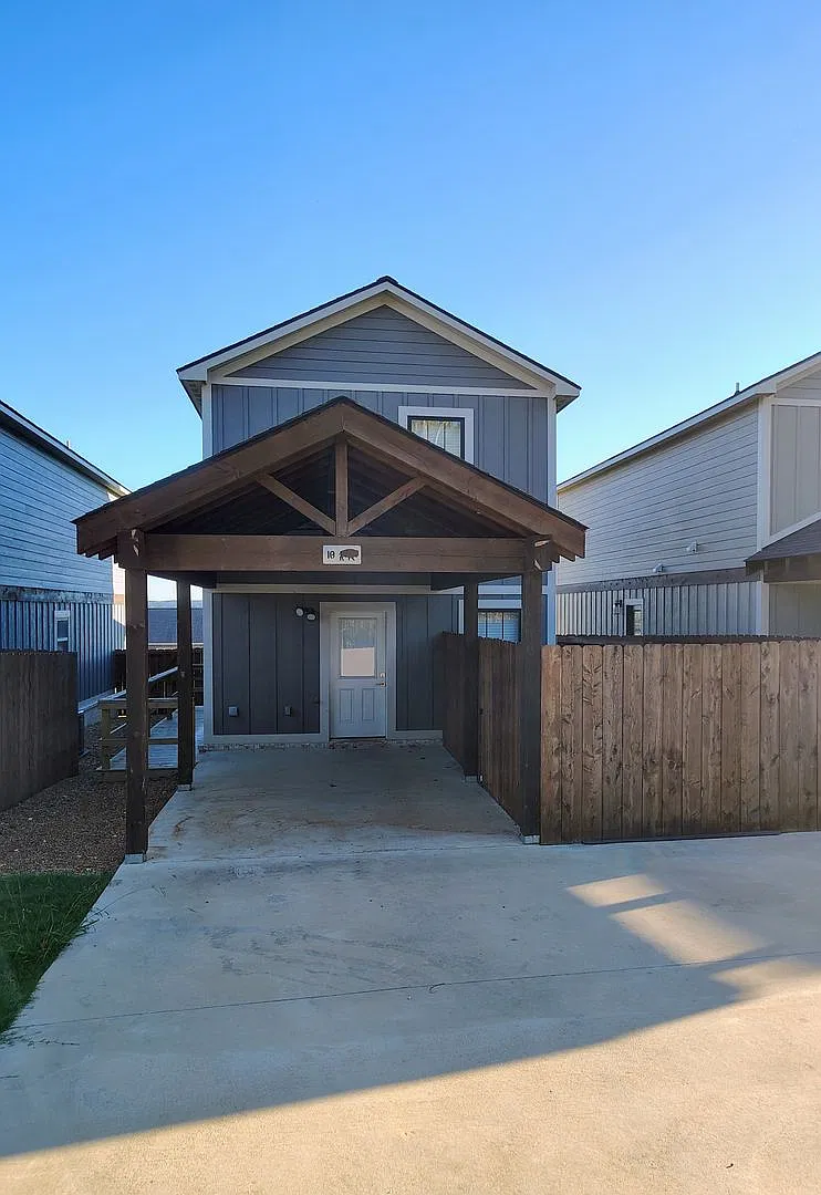 3 Bedroom/2 Bathroom Townhouse Southside — Photo 3