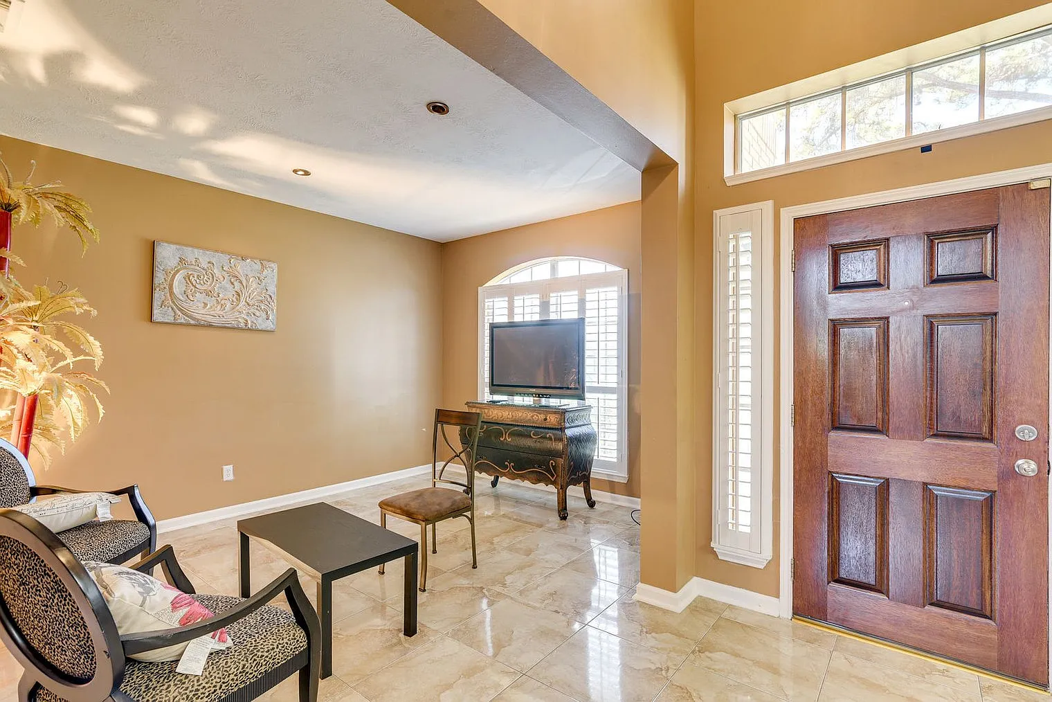 5 bed, 2.0 bath, 3498 sqft, $4,432 — Photo 3