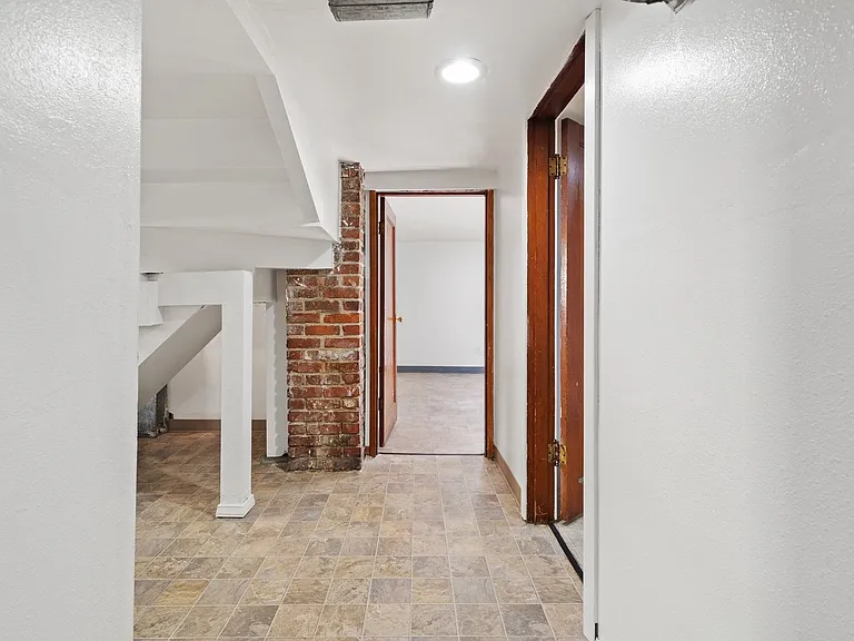 709 McKenzie Ave — Photo 27