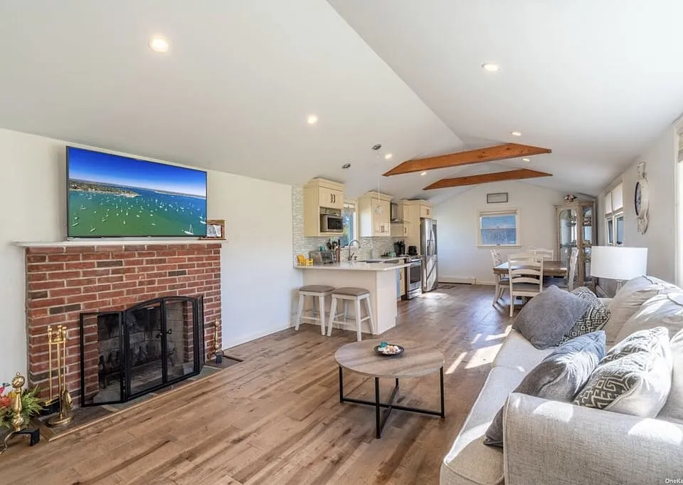 885 Little Neck Rd