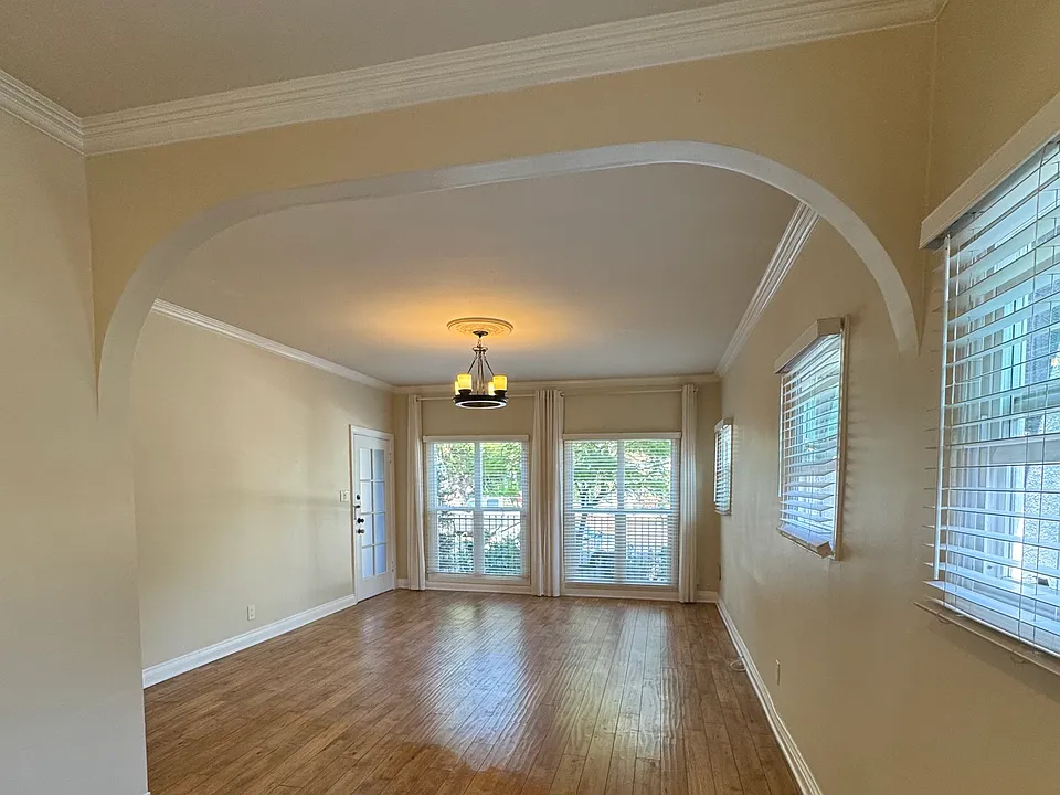 Arched ceiling separating open concept kitchen from a spacious living room.
