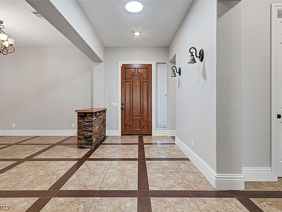 4th image of 8 Pine Hollow Dr