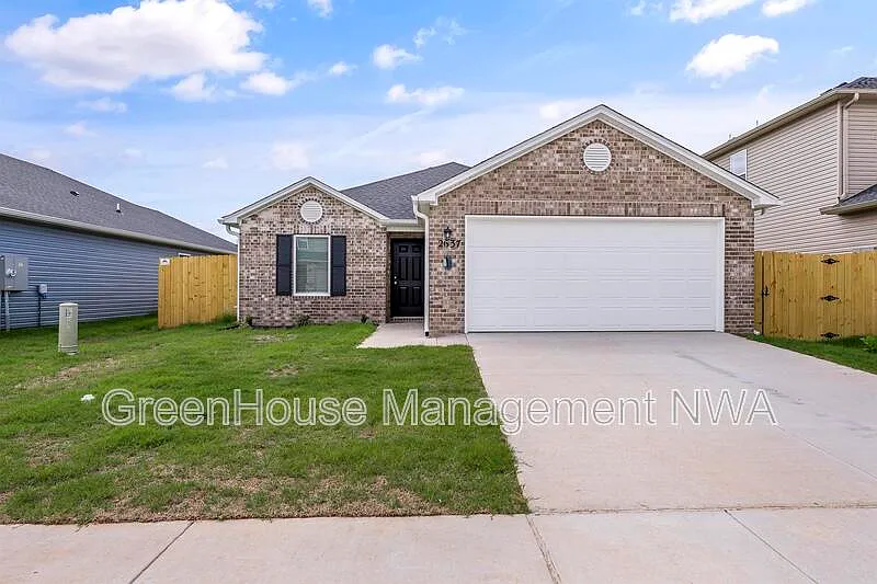3 bed, 2.0 bath, 1216 sqft, $1,625 — Photo 2