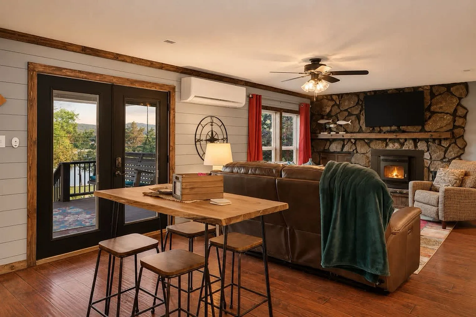 4 bed, 2.0 bath, 2098 sqft, $7,897 — Photo 2