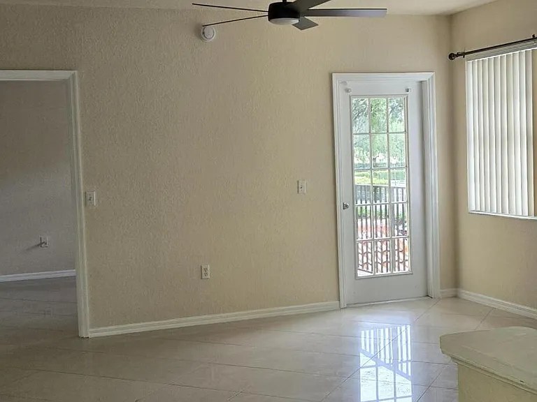 2505 Belmont Ln — Photo 4