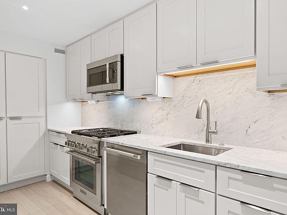 4th image of 700 New Hampshire Ave NW #303
