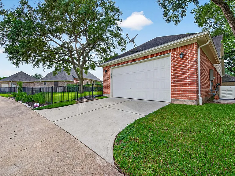 4727 Lake Village Dr — Photo 36