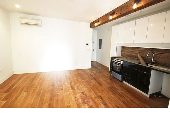 1144LivingSquare