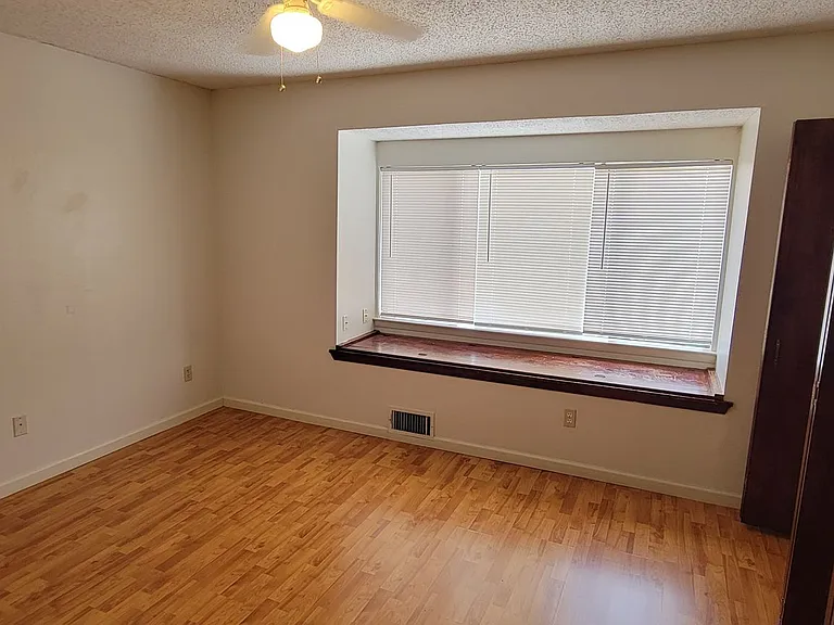 1221 W Hopkins St — Photo 17