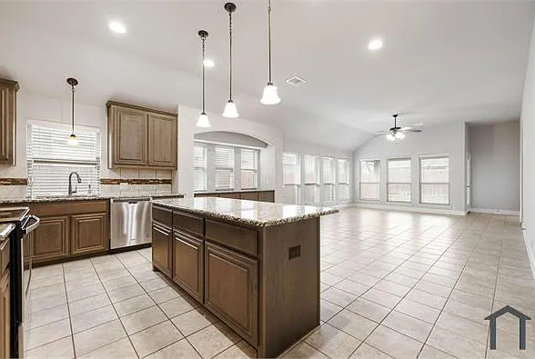 3 bed, 2054 sqft, $2,400 — Photo 4