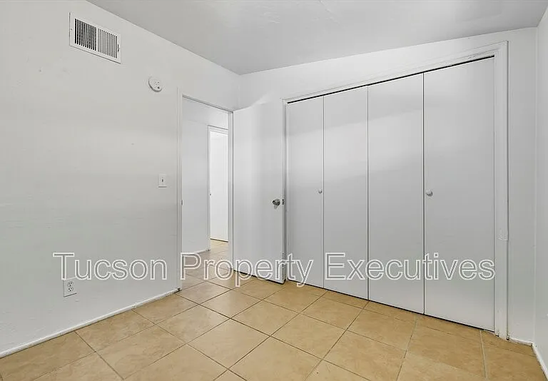 1662 N Beverly Ave — Photo 17
