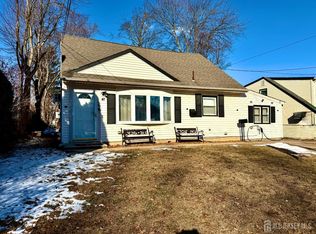 41 Pinetree Dr, Parlin, NJ 08859