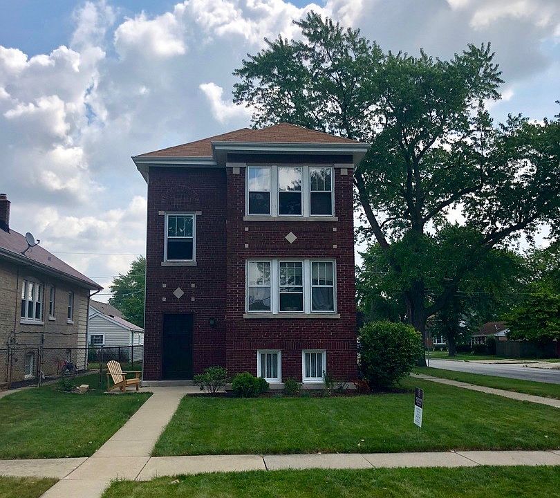Top floor of Brick two-flat with shared washer and dryer in