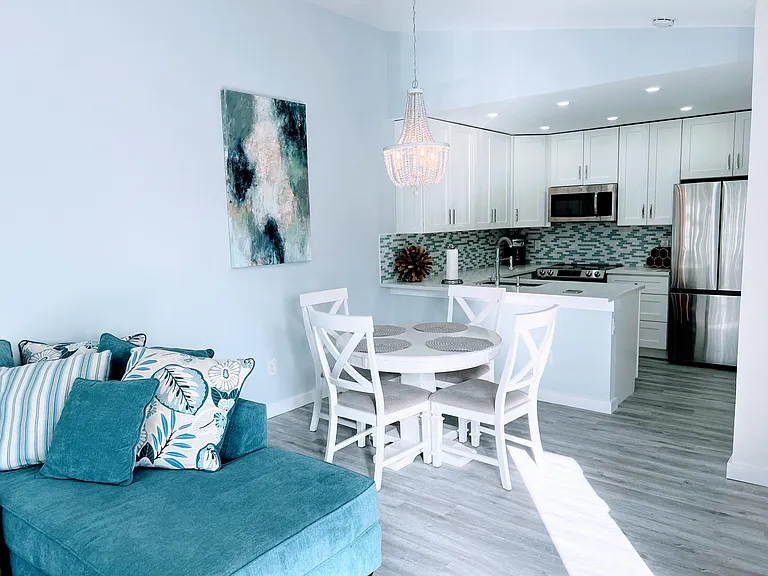 647 Waterside Dr — Photo 2