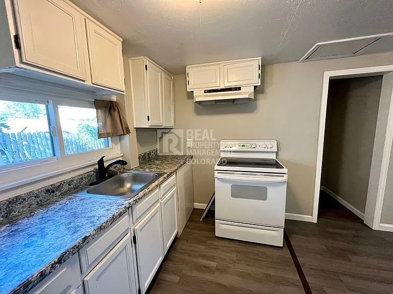 413 W Tyler St — Photo 5