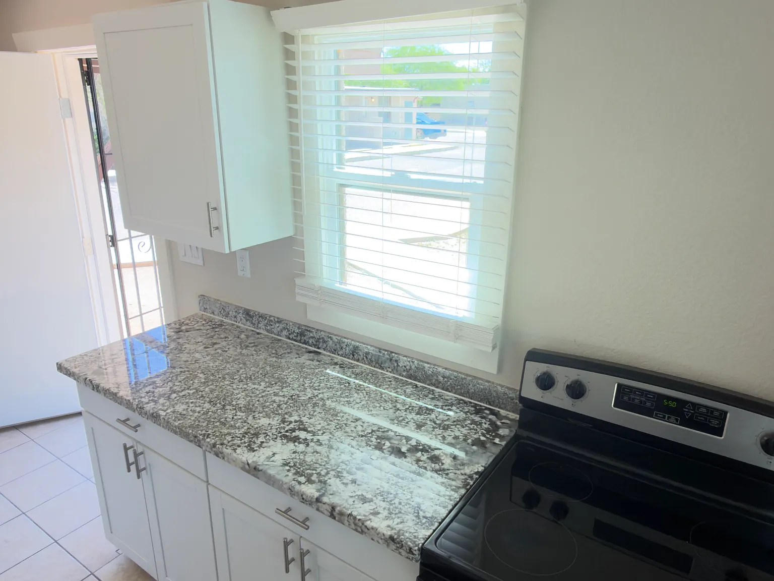 1 bed, 800 sqft, $1,050 — Photo 2