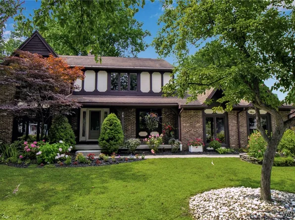 2 Silver Thorne Dr, Williamsville, NY 14221