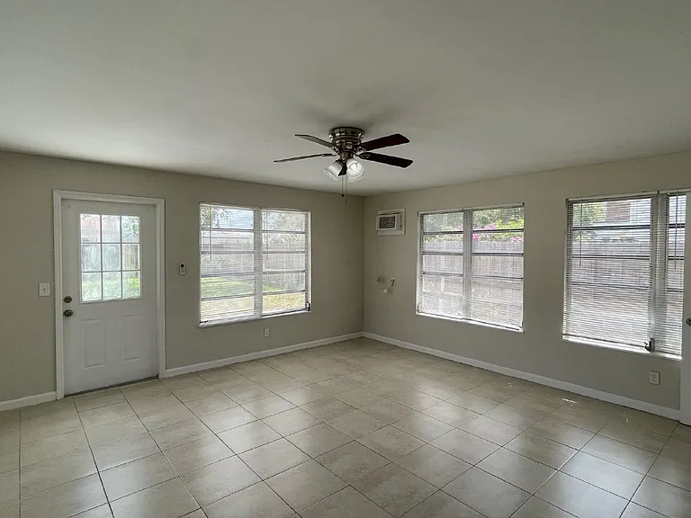 116 E Central Blvd — Photo 15