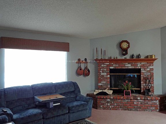 Vaulted Ceilings, Fireplace