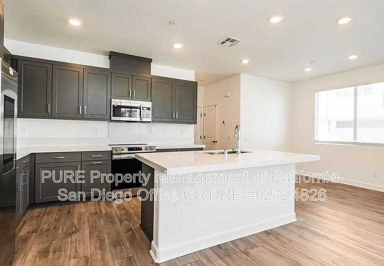 812 Mateo St #1 — Photo 3