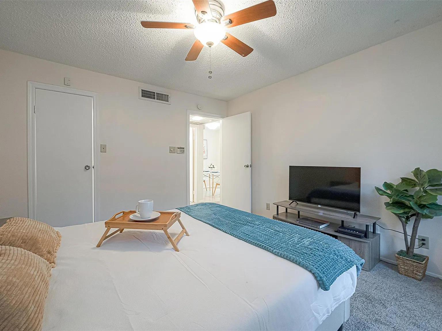 1 bed, 1.0 bath, 729 sqft, $1,150 — Photo 3