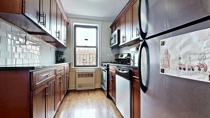 Sold by Bizzarro Agency | media 3
