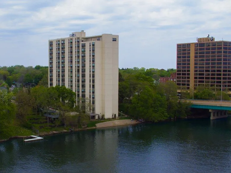 Skyrise Apartments — Photo 3