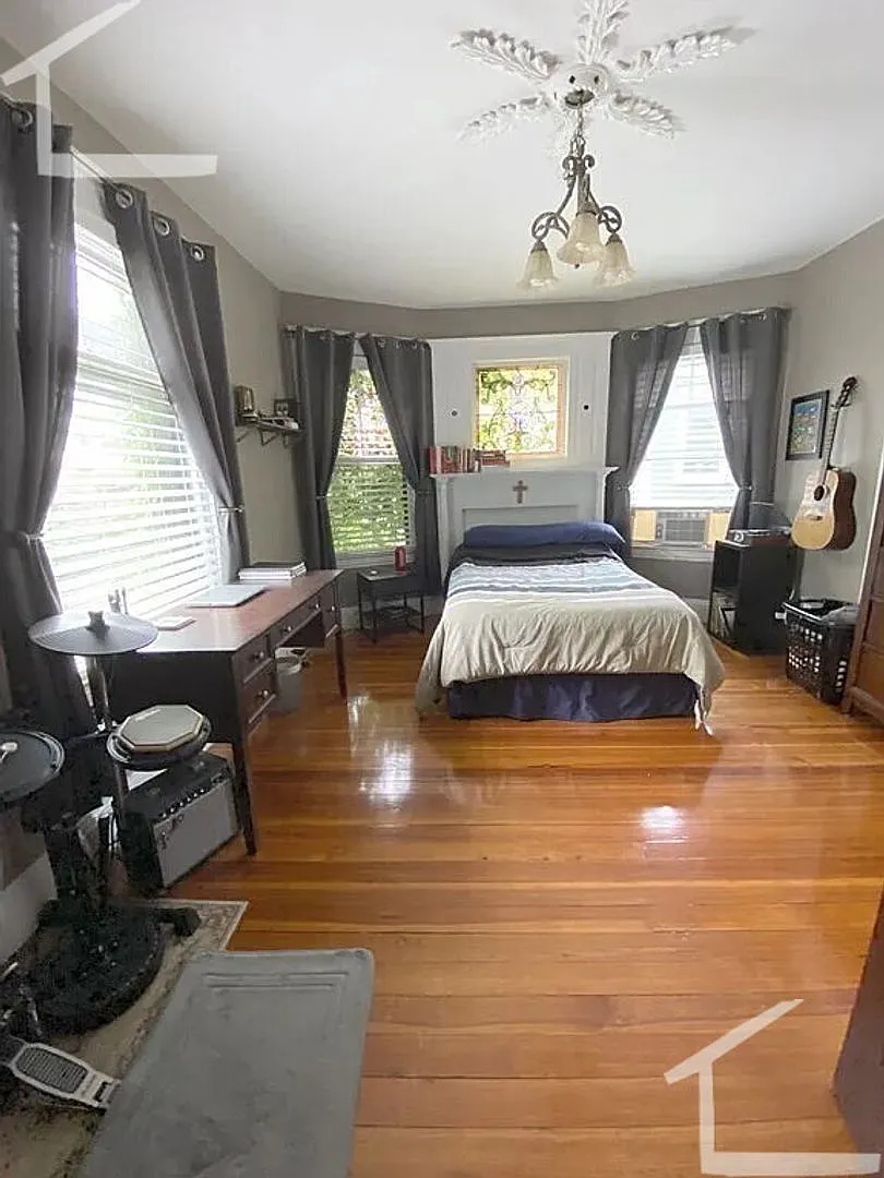 Nicely renovated 3 bed unit with in-unit laundry! — Photo 2