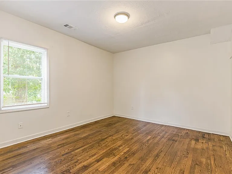 937 Lawton St SW — Photo 16