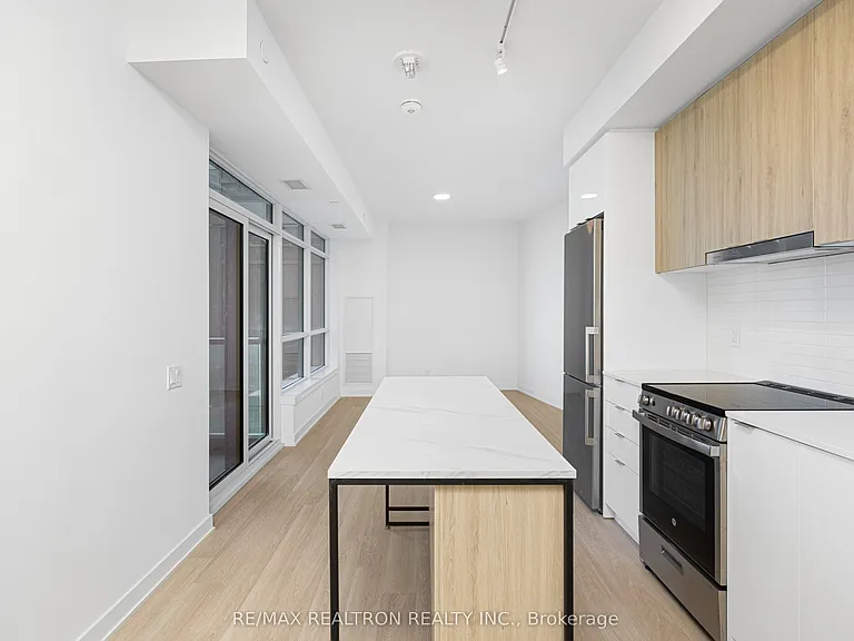 30 Upper Mall Way #A-620 — Photo 7