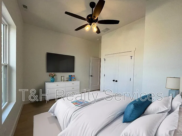 930 Woodlawn Ave — Photo 14