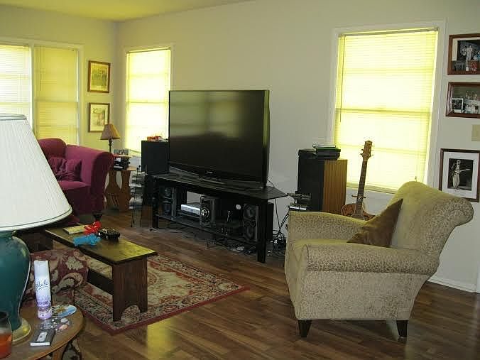 2nd image of 4040 Meadowview Cir