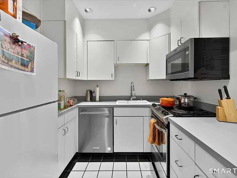 541 Chapel St #B — Photo 6