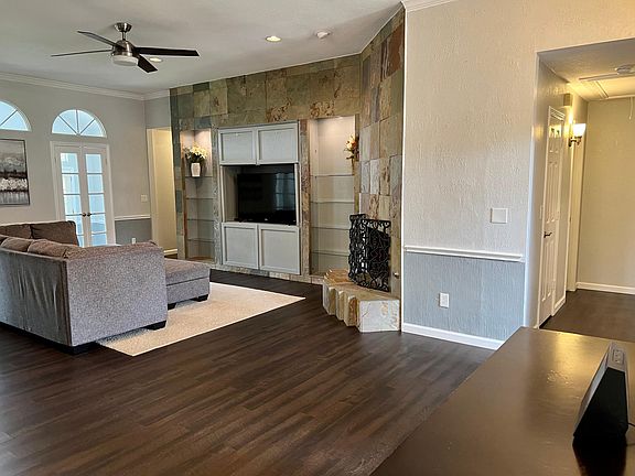 2nd image of 865 Kingwood Ct
