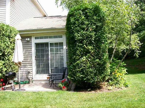 500 Sandstone Ct, Erie, PA 16505