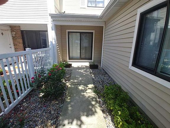 2nd image of 744 Lakeview Pt #98-B