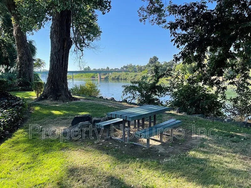 Lakeside — Photo 2