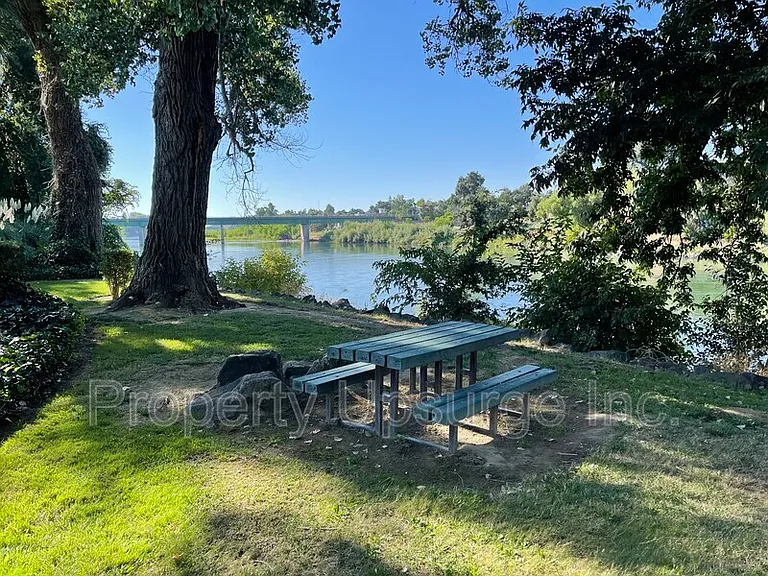 Lakeside — Photo 2