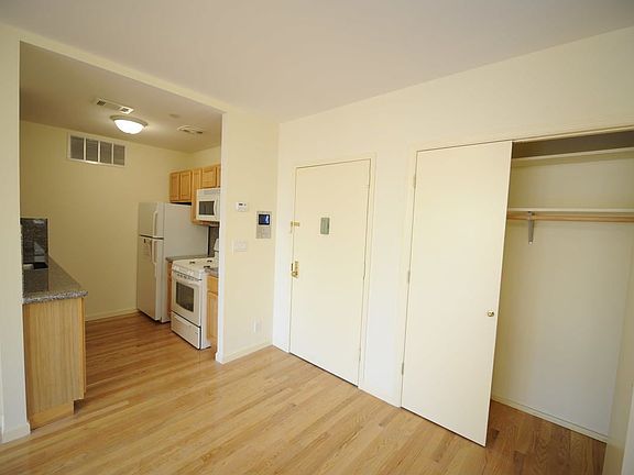 5th image of 506 Washington Ave APT 302