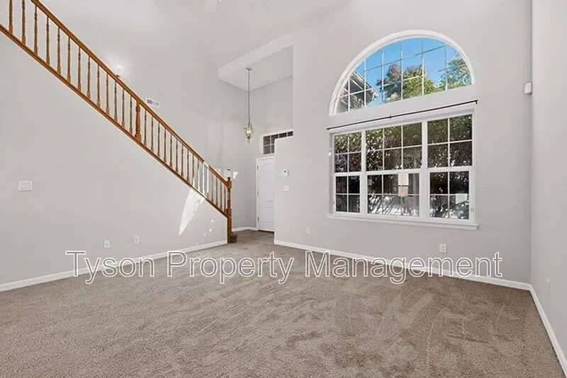 3 bed, 2.5 bath, 1950 sqft, $2,095 — Photo 3