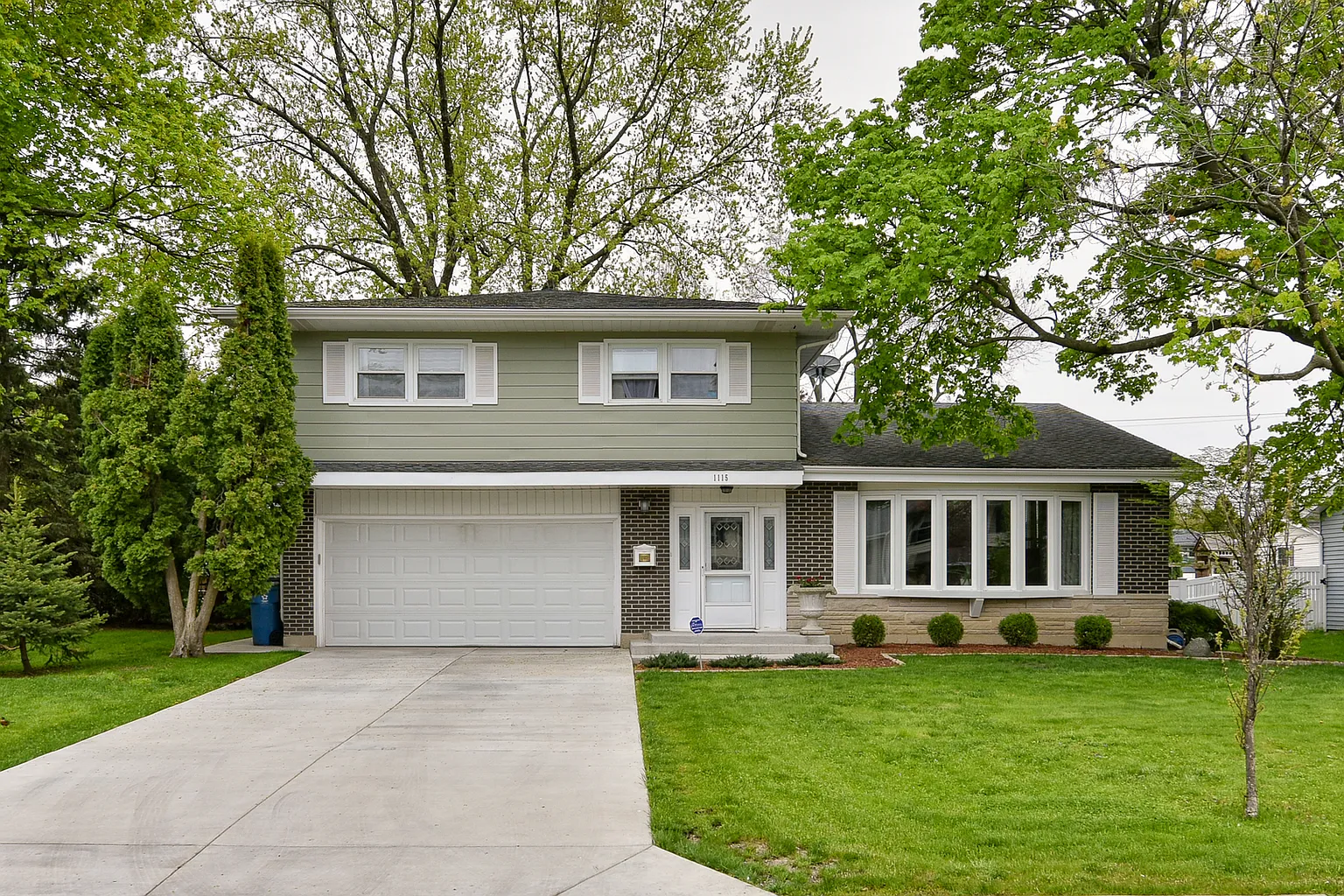 1115 E Greenwood Dr photo 1