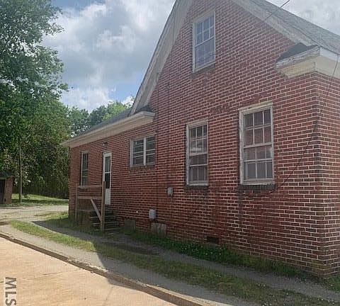 3rd image of 629 S Main St