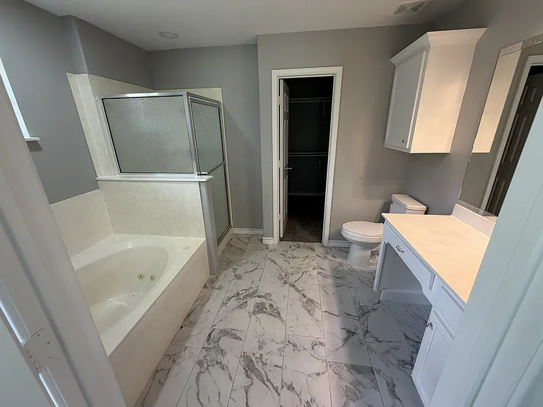 Primary bedroom bathroom