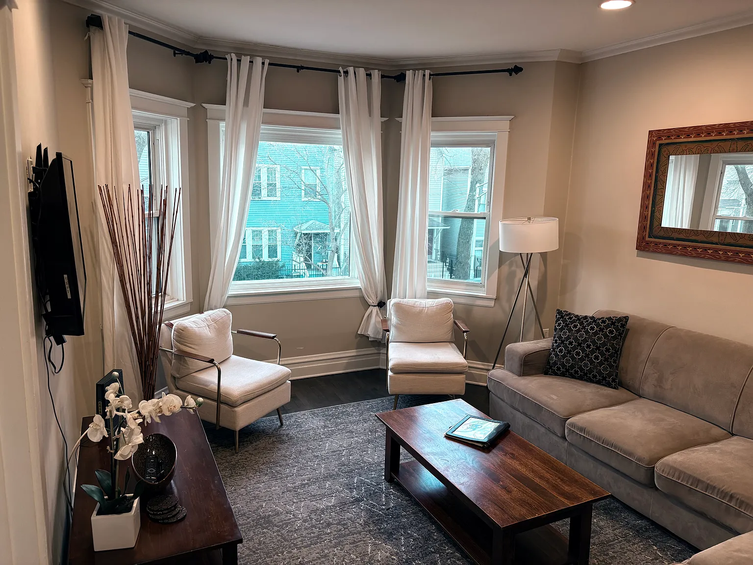4 bed, 2600 sqft, $4,500 — Photo 1