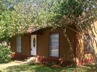 206 E 6th St, Nixon, TX 78140