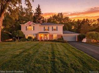 3548 Valleyview Ct, West Bloomfield, MI 48323