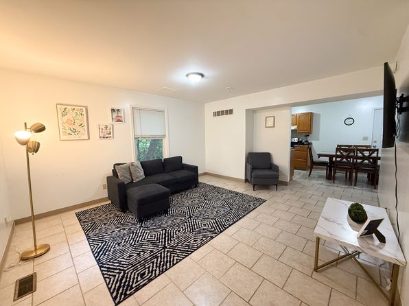 324 1/2 W Elting St APT B